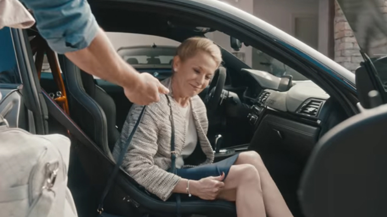 Ποτέ μην βάζεις την πεθερά σε ένα sportcar